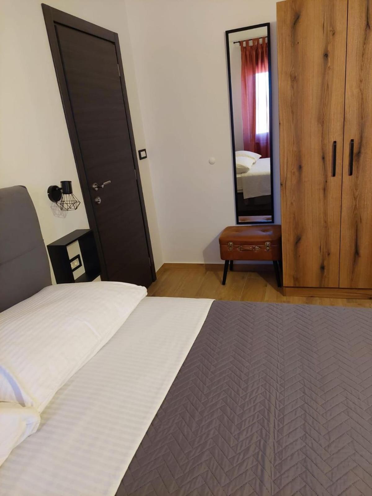 Apartmani Karla Paklenica Starigrad Paklenica Exterior photo